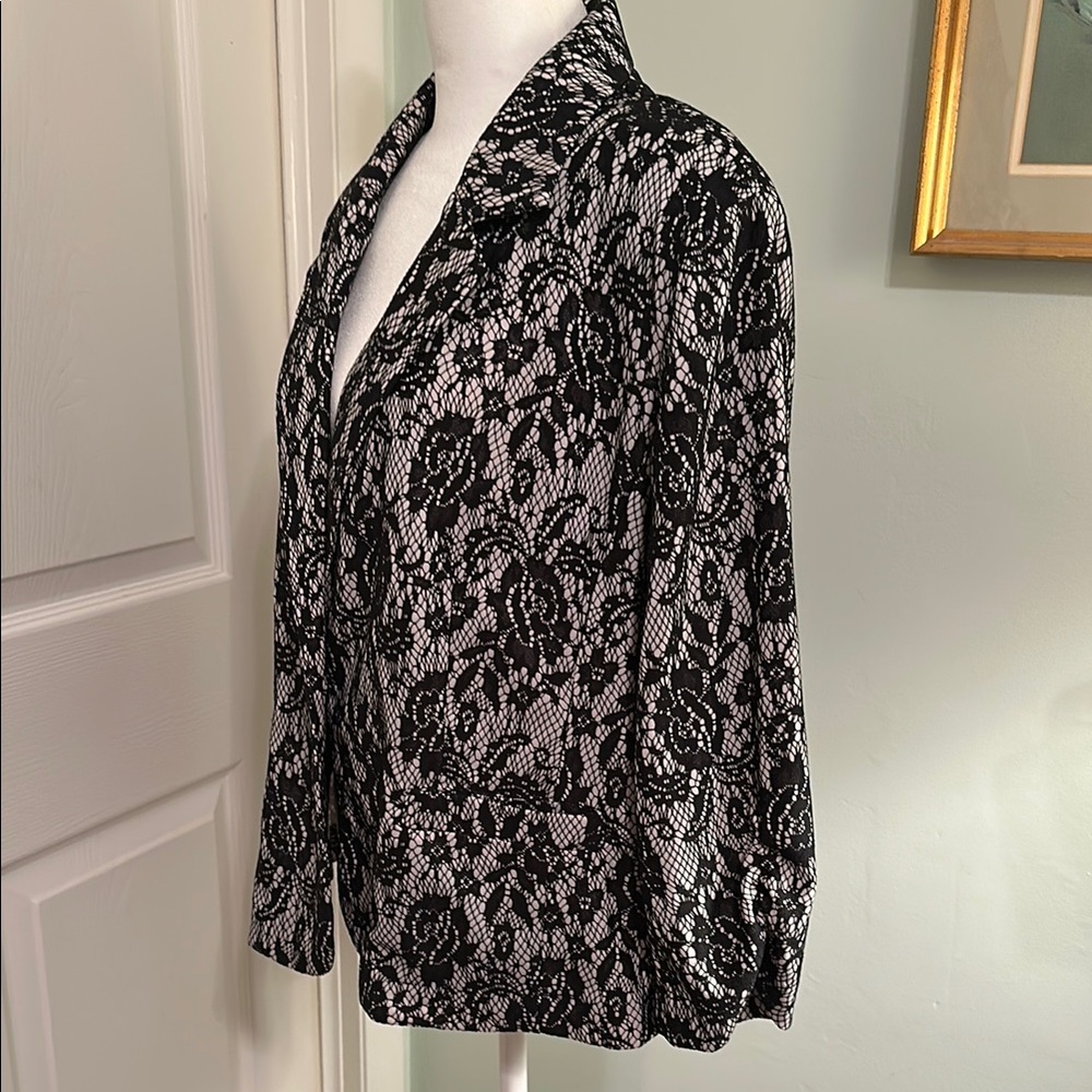 Chic Lace Pattern Blazer - Picture 4 of 6